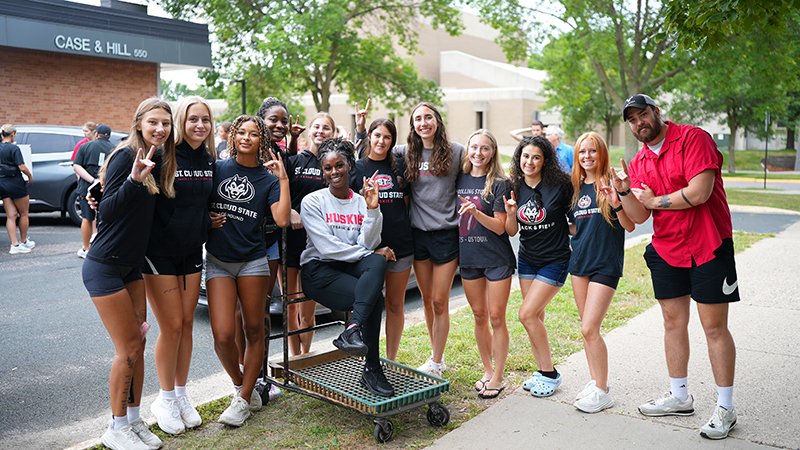 Women's track team helping during move-in day