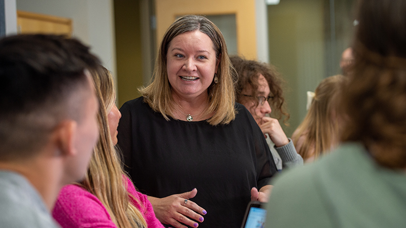 Faculty member Rochelle Dyer speaks with students